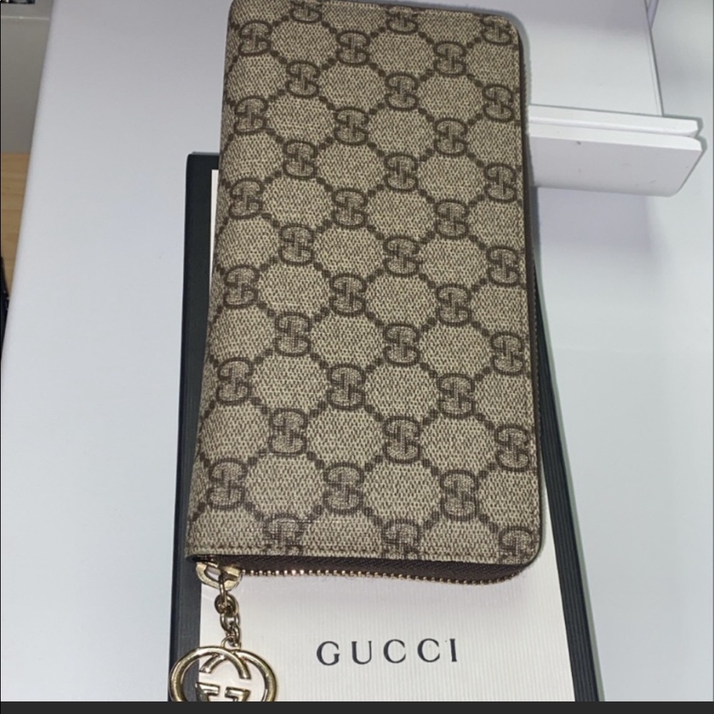 NEW.  Gucci zip wallet
